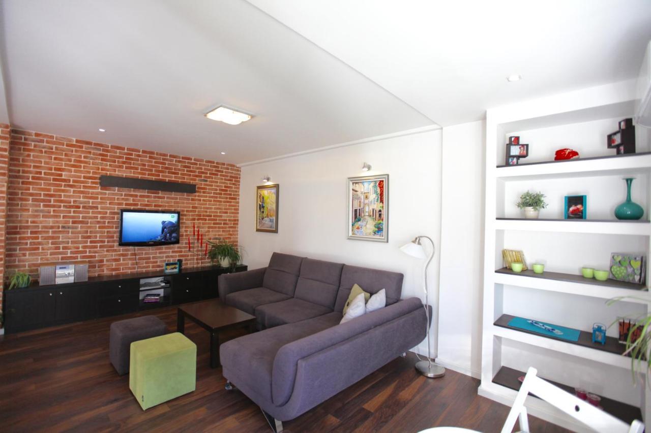 Brick Apartment On Macedonia Pedestrian Street Skopje Exterior foto