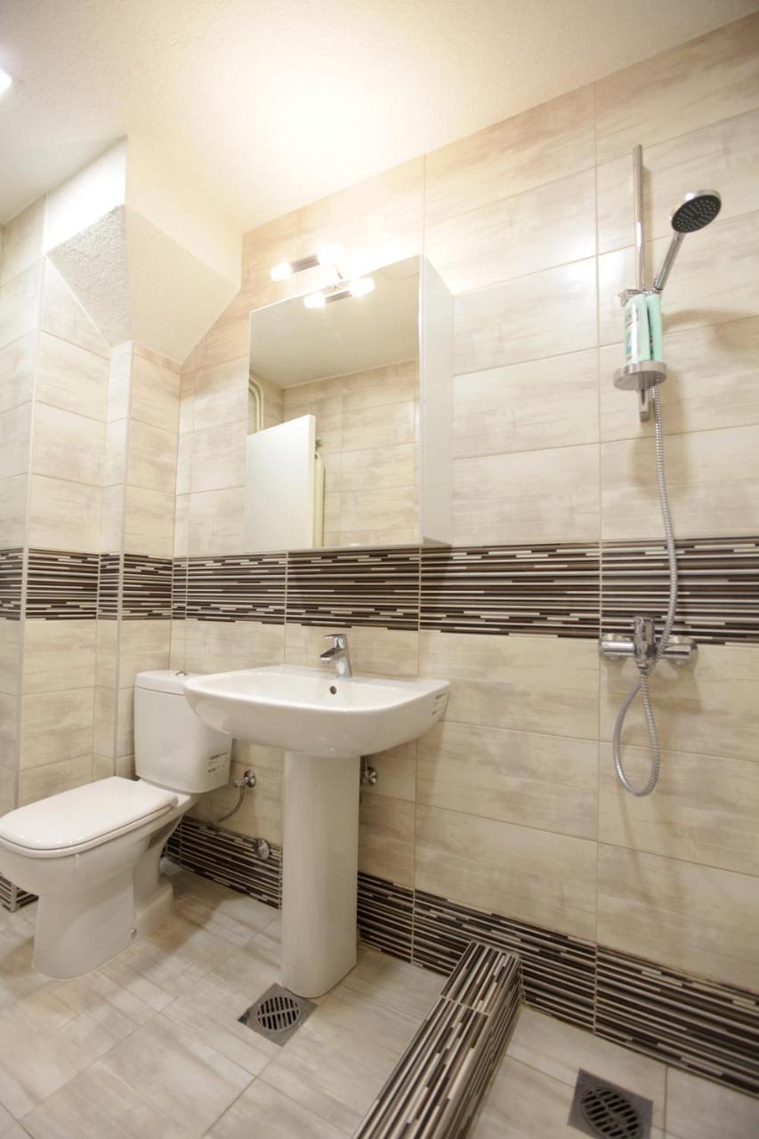 Brick Apartment On Macedonia Pedestrian Street Skopje Exterior foto